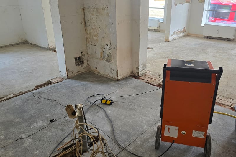 Bautrockner im Einsatz in einem entkernten Raum