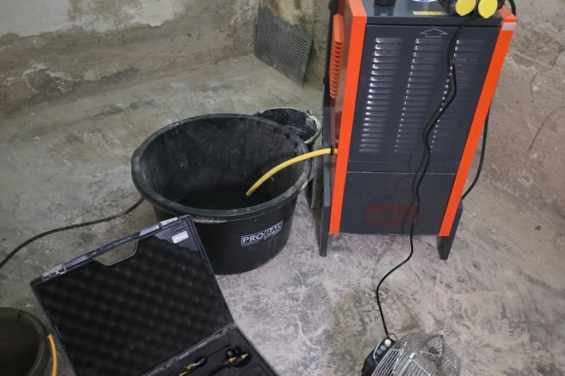 Trocknungsgerät im Einsatz in einem Raum mit Feuchteschaden