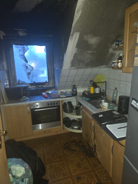 Brandgeschädigte Küche mit verrußter Decke am Fenster