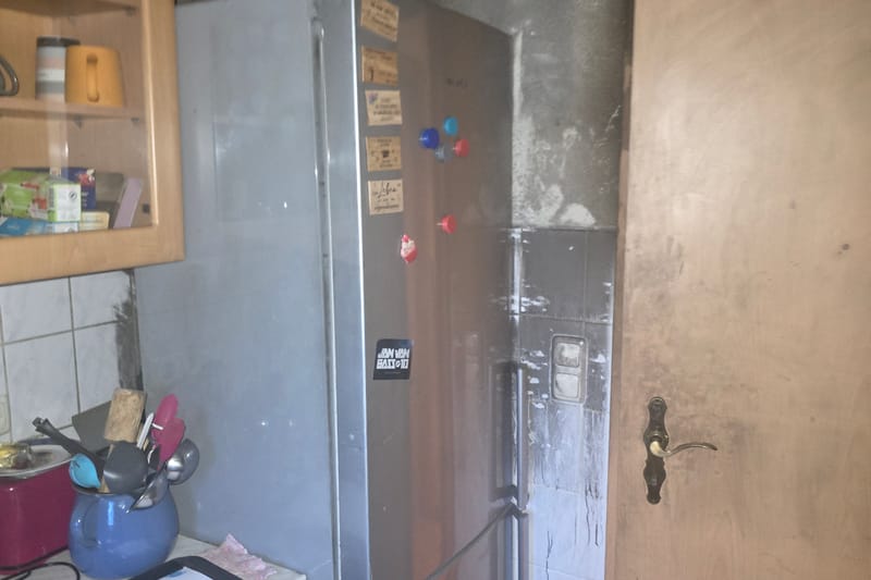 Verrußte Küche nach einem Brandschaden vor der Sanierung