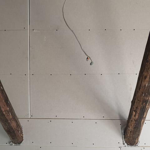 Dachausbau mit Trockenbau zwischen alten Holzbalken