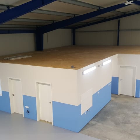 Ausgebaute Halle mit neuen Trockenbauwänden