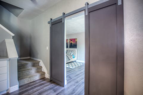 Moderne Schiebetür als Innentür in einem Wohnhaus